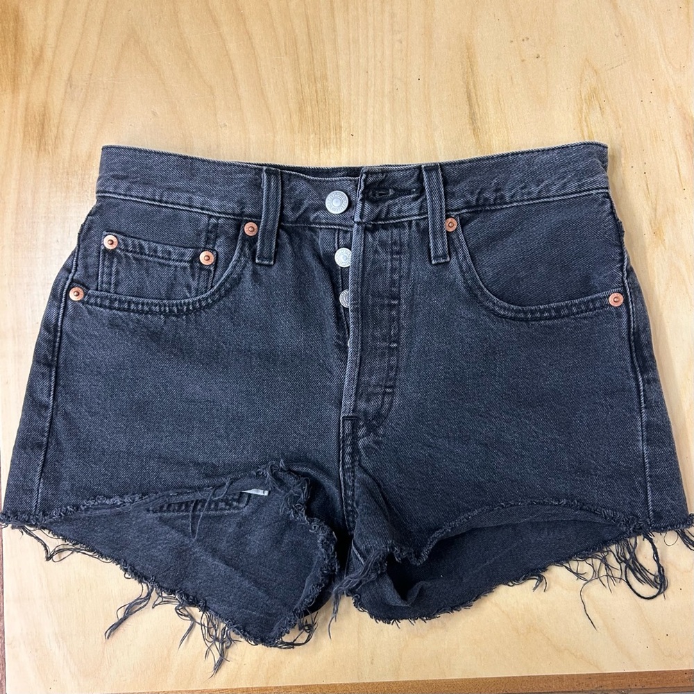 Levi’s 501 Button Fly Cut Off Shorts Black Wash 26 - Picture 2 of 7